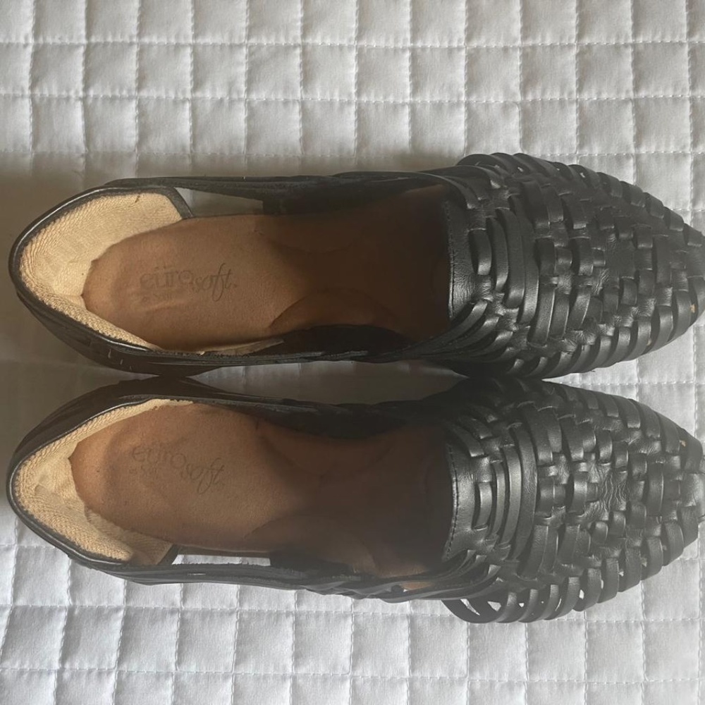 Excellent condition EUROSOFT RANIE HUARACHE SANDAL size 8.5 black